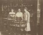 thm_Tante Zus Rechts) bij  Fa, Bonebakker, 2 juli 1922_edited.jpg